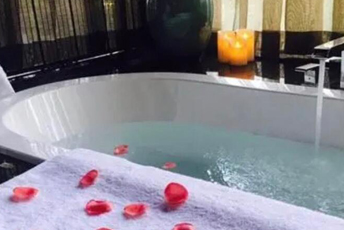 上海闵行区水疗池中的失重冥想：当身体学会漂浮